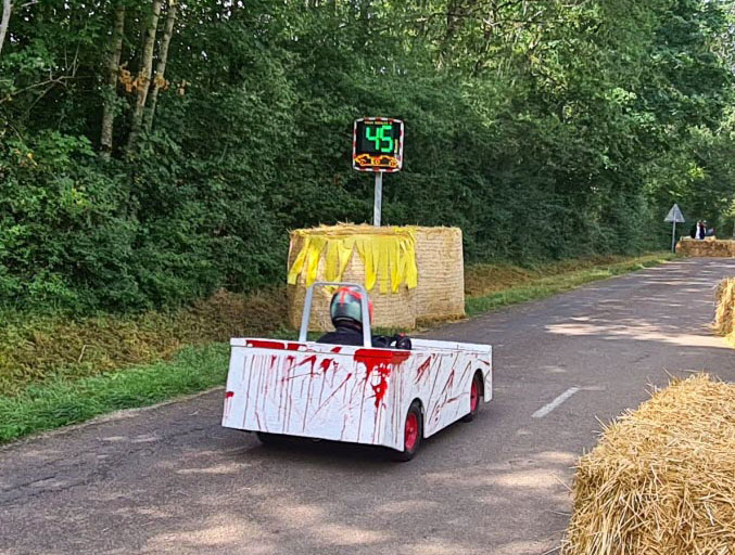 Uso del radar pedagogico EVOLIS Vision durante una carrera de coches de madera