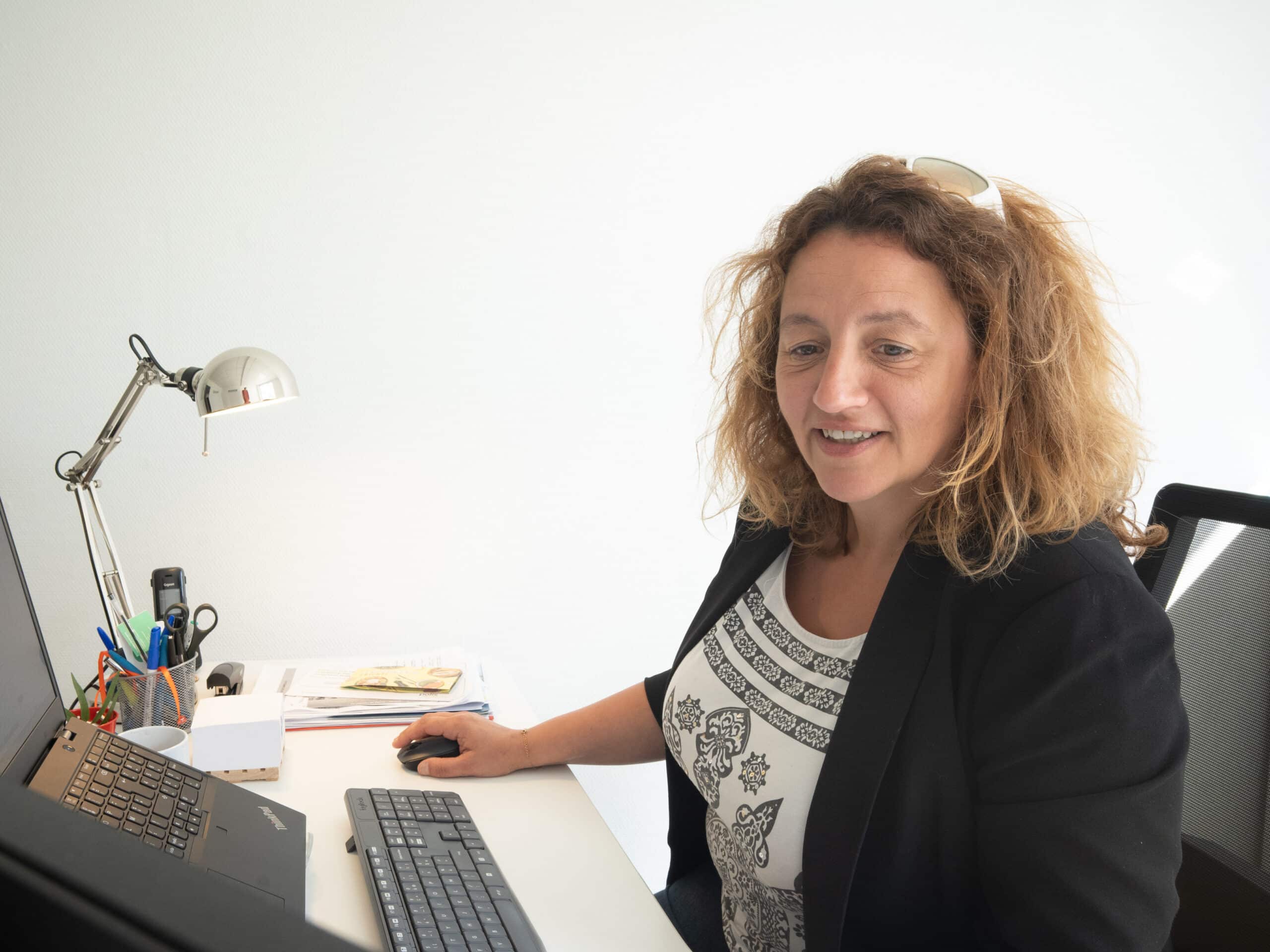 La administración de ventas se asegura de alcanzar el 100% de satisfacción del cliente.