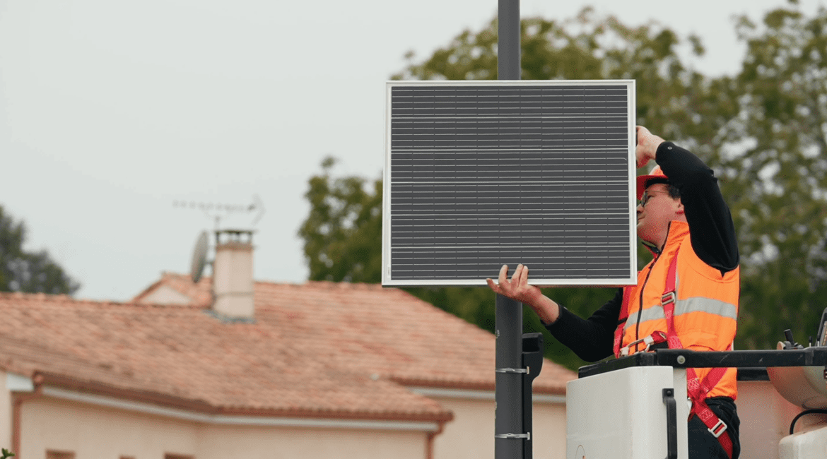 Instalación de un panel solar en una plataforma.